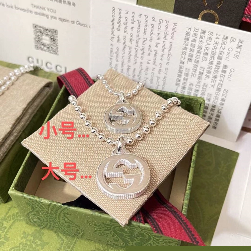 G*u*i necklaces